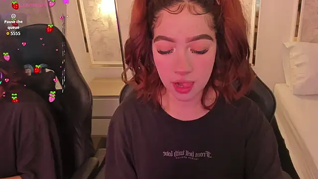 Snapshot of doll_eyees_ chatting on 10.14.25 doll eyees online show from 10.14.25