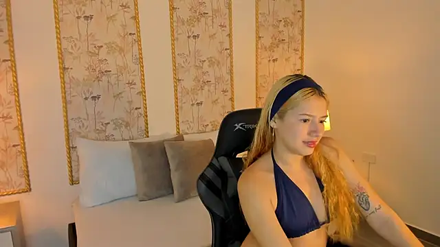 Snapshot of daniand_ chatting on 10.21.25 daniand online show from 10.21.25