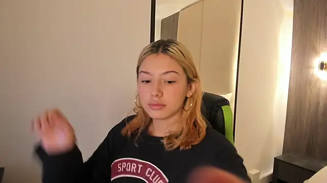 Snapshot of daniand_ chatting on 11.19.25 daniand online show from 11.19.25