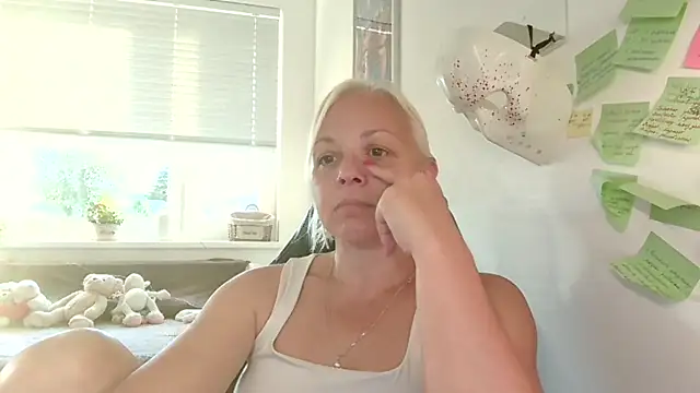 Snapshot of Linsy_Kim chatting on 09.21.25 Linsy Kim online show from 09.21.25