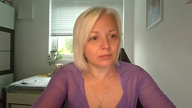 Snapshot of Linsy_Kim chatting on 10.02.25 Linsy Kim online show from 10.02.25