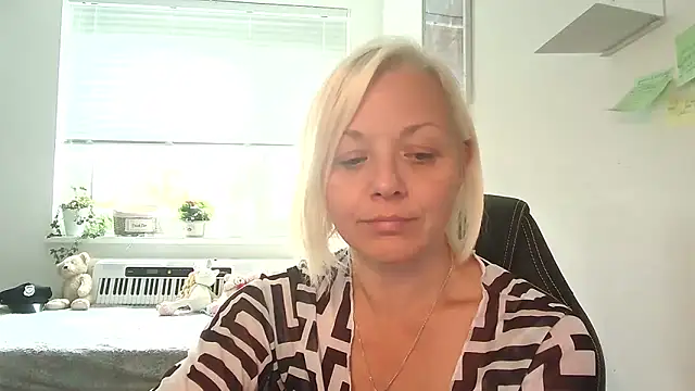 Snapshot of Linsy_Kim chatting on 10.08.25 Linsy Kim online show from 10.08.25