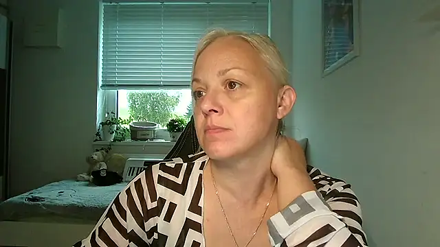 Snapshot of Linsy_Kim chatting on 10.09.25 Linsy Kim online show from 10.09.25