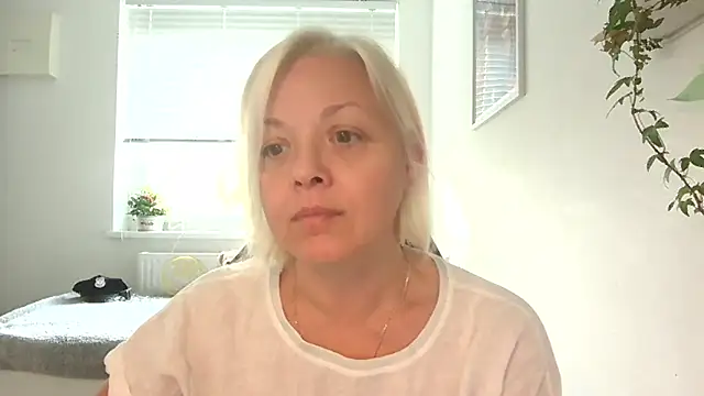 Snapshot of Linsy_Kim chatting on 10.14.25 Linsy Kim online show from 10.14.25