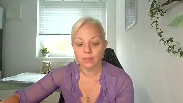 Snapshot of Linsy_Kim chatting on 10.15.25 Linsy Kim online show from 10.15.25