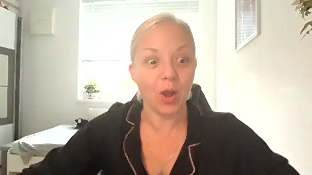 Snapshot of Linsy_Kim chatting on 10.16.25 Linsy Kim online show from 10.16.25