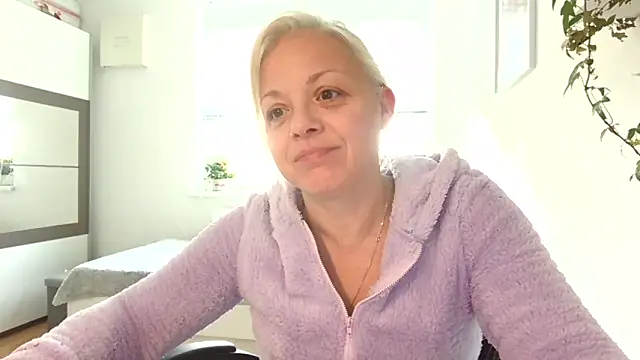 Snapshot of Linsy_Kim chatting on 10.19.25 Linsy Kim online show from 10.19.25