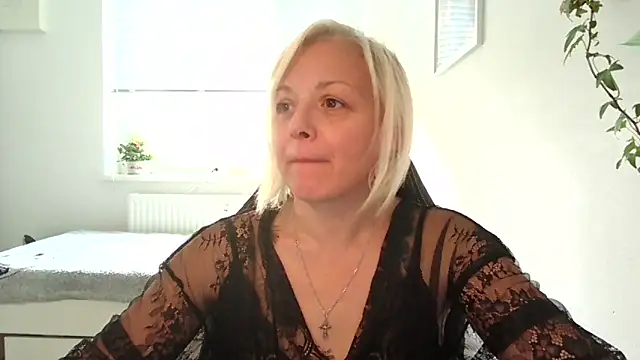 Snapshot of Linsy_Kim chatting on 10.22.25 Linsy Kim online show from 10.22.25