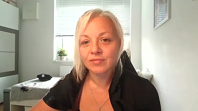 Snapshot of Linsy_Kim chatting on 10.23.25 Linsy Kim online show from 10.23.25