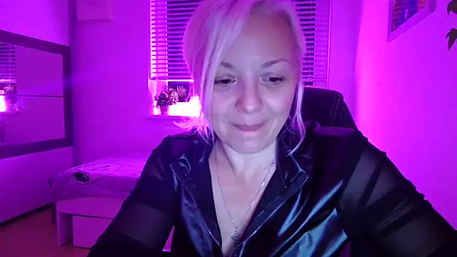 Snapshot of Linsy_Kim chatting on 10.28.25 Linsy Kim online show from 10.28.25