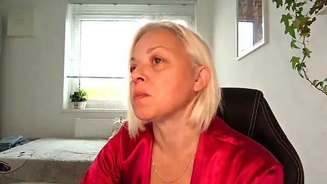 Snapshot of Linsy_Kim chatting on 11.02.25 Linsy Kim online show from 11.02.25