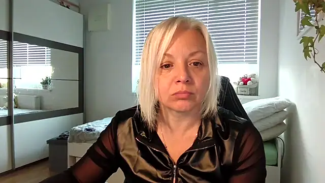 Snapshot of Linsy_Kim chatting on 11.04.25 Linsy Kim online show from 11.04.25