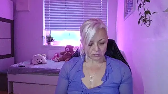 Snapshot of Linsy_Kim chatting on 11.20.25 Linsy Kim online show from 11.20.25