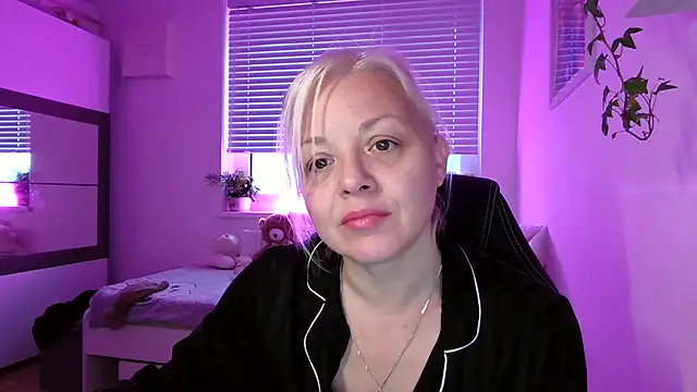 Snapshot of Linsy_Kim chatting on 11.27.25 Linsy Kim online show from 11.27.25