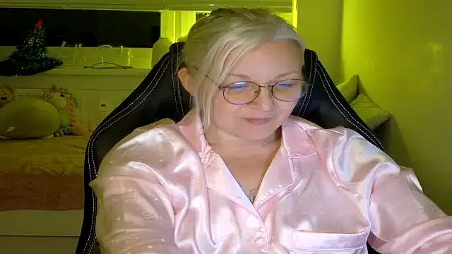 Snapshot of Linsy_Kim chatting on 02.11.26 Linsy Kim online show from 02.11.26