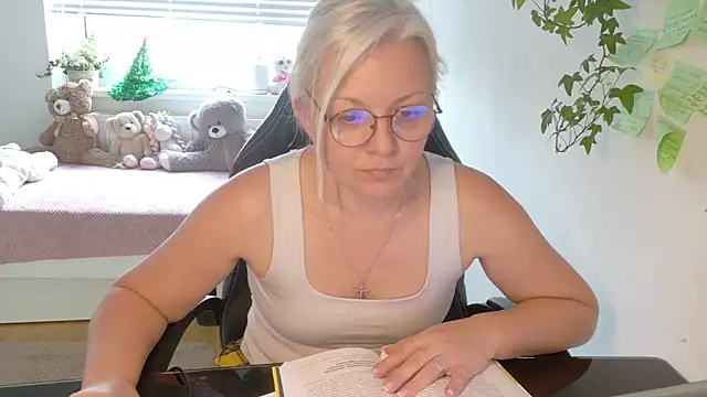 Snapshot of Linsy_Kim chatting on 02.13.26 Linsy Kim online show from 02.13.26