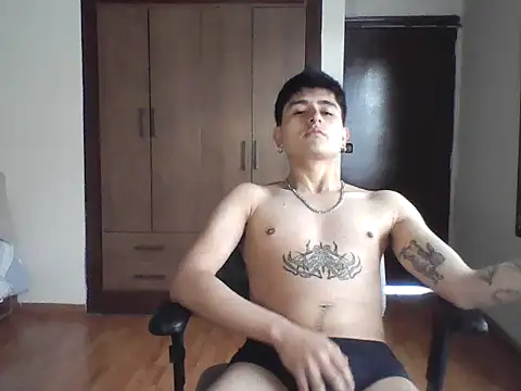 Snapshot of Etolasim chatting on 10.18.25 Etolasim online show from 10.18.25