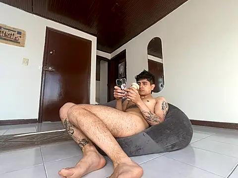 Snapshot of Etolasim chatting on 11.29.25 Etolasim online show from 11.29.25