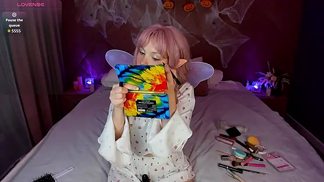 Snapshot of Hina_Smith chatting on 10.31.25 Hina Smith online show from 10.31.25