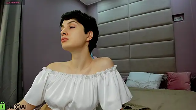 Snapshot of Adeline_Perle chatting on 11.10.25 Adeline Perle online show from 11.10.25