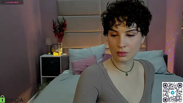 Adeline Perle online show from 12.05.25