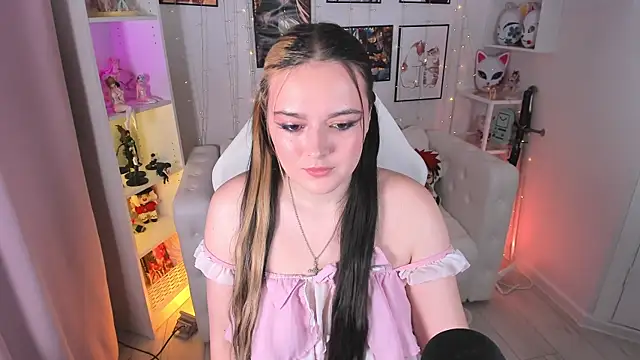 Snapshot of HeyMary chatting on 09.18.25 HeyMary online show from 09.18.25