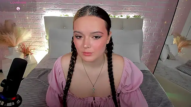 Snapshot of HeyMary chatting on 09.19.25 HeyMary online show from 09.19.25