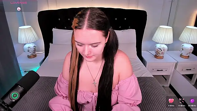 Snapshot of HeyMary chatting on 09.25.25 HeyMary online show from 09.25.25