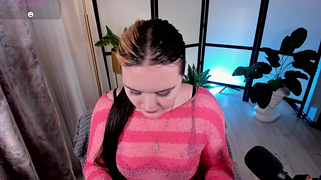 Snapshot of HeyMary chatting on 09.27.25 HeyMary online show from 09.27.25