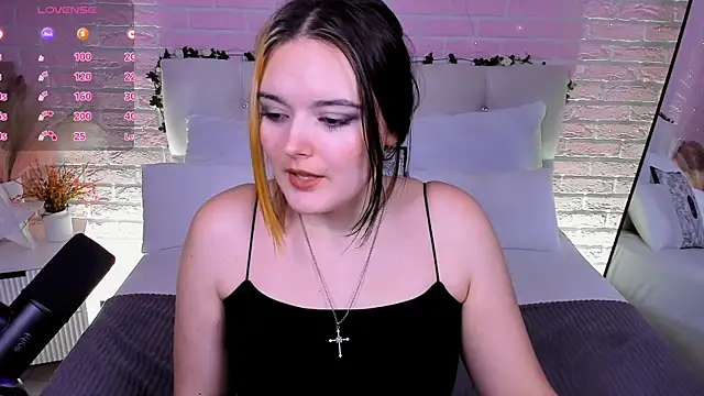 Snapshot of HeyMary chatting on 10.08.25 HeyMary online show from 10.08.25