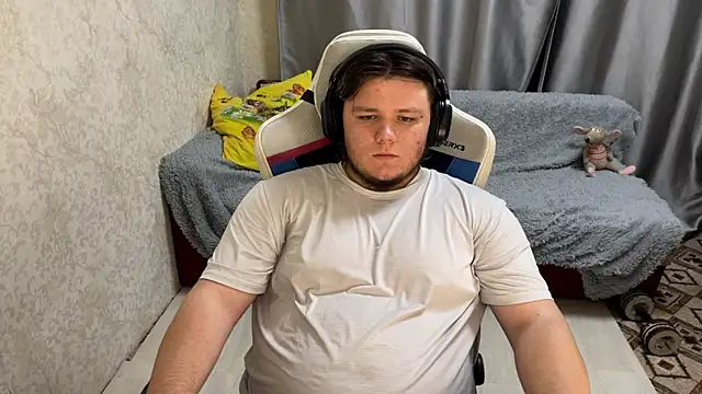 Snapshot of desiredude9 chatting on 09.19.25 desiredude9 online show from 09.19.25