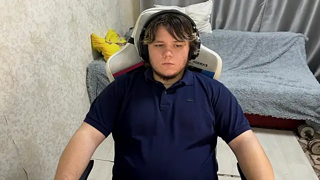 Snapshot of desiredude9 chatting on 09.22.25 desiredude9 online show from 09.22.25