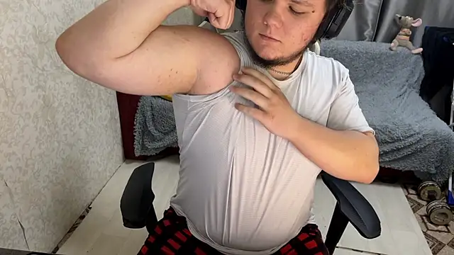 Snapshot of desiredude9 chatting on 09.27.25 desiredude9 online show from 09.27.25