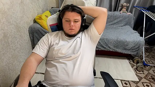 Snapshot of desiredude9 chatting on 09.29.25 desiredude9 online show from 09.29.25