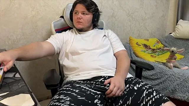 Snapshot of desiredude9 chatting on 10.08.25 desiredude9 online show from 10.08.25