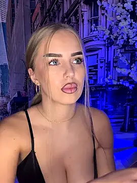 Snapshot of AubrieleRouj1 chatting on 12.19.25 AubrieleRouj1 online show from 12.19.25