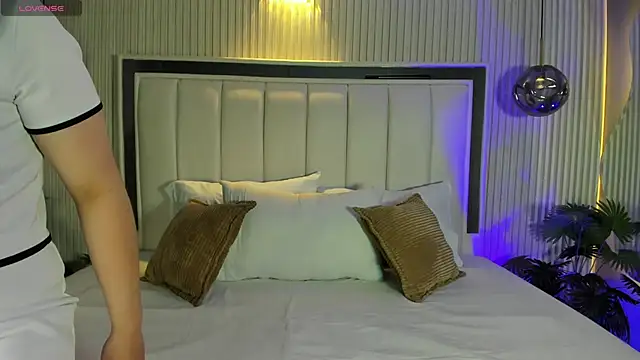 Snapshot of MariathLittle chatting on 10.24.25 MariathLittle online show from 10.24.25