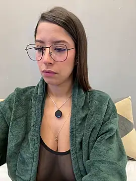 Snapshot of luvely chatting on 04.18.26 luvely online show from 04.18.26