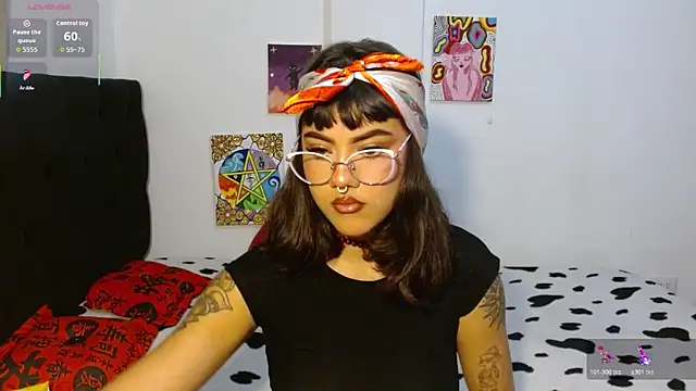 Snapshot of Divinejewel444 chatting on 10.27.25 Divinejewel444 online show from 10.27.25