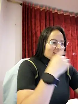 Snapshot of Daliz_Leon chatting on 10.11.25 Daliz Leon online show from 10.11.25