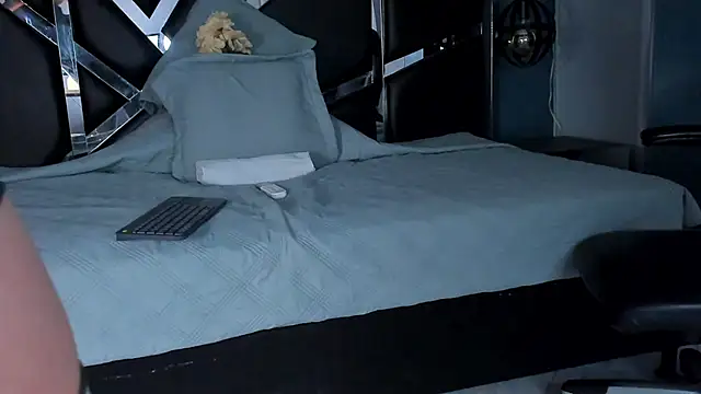 Julieth brown  online show from 10.07.25