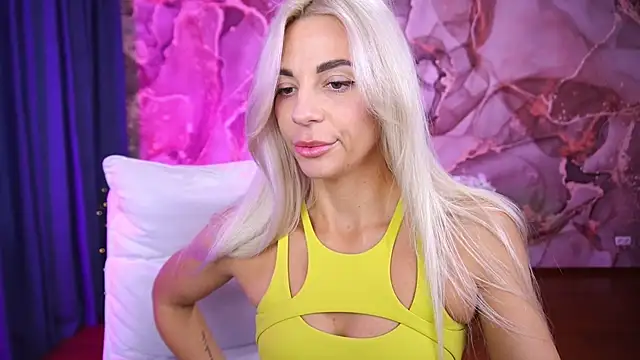 BellaRayyy online show from 10.17.25