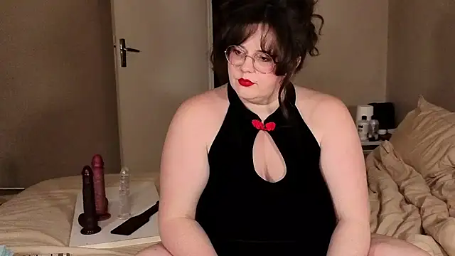 Snapshot of BBWLiLoo chatting on 04.19.26 BBWLiLoo online show from 04.19.26