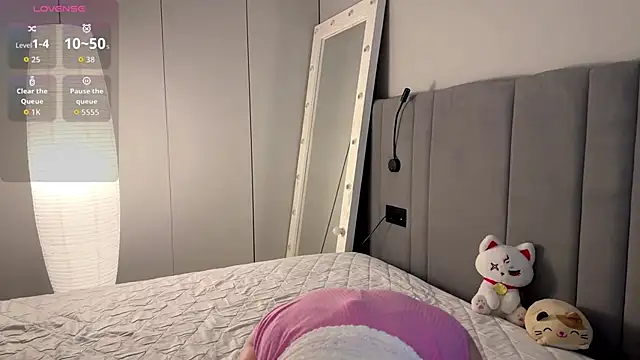 Snapshot of RileyVice chatting on 10.26.25 RileyVice online show from 10.26.25