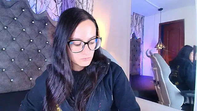 Snapshot of Zami_Escobar_of chatting on 11.15.25 Zami Escobar of online show from 11.15.25