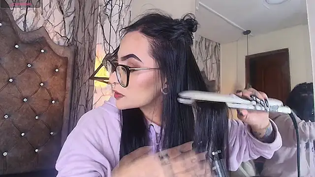 Snapshot of Zami_Escobar_of chatting on 11.25.25 Zami Escobar of online show from 11.25.25