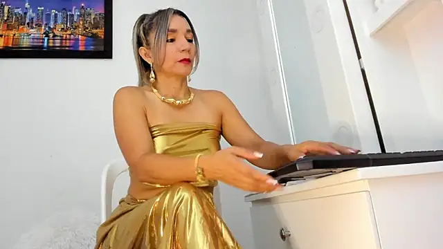 Snapshot of Ms_lunaRose chatting on 06.14.26 Ms lunaRose online show from 06.14.26