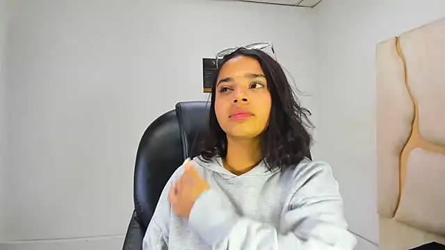 Snapshot of ScarletDoll chatting on 10.28.25 ScarletDoll online show from 10.28.25