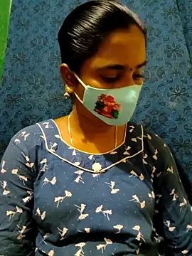 Snapshot of mini-queen chatting on 09.28.25 mini-queen online show from 09.28.25