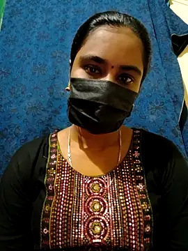 Snapshot of mini-queen chatting on 10.27.25 mini-queen online show from 10.27.25